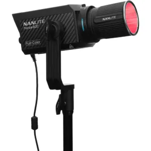 Nanlite Forza 60C emitindo luz RGB vermelha