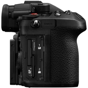 Panasonic LUMIX GH7 com compartimentos de cartões abertos