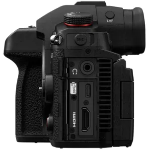 Panasonic LUMIX GH7 com conexões laterais abertas