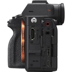 Sony Alpha a7S III com conexões laterais abertas