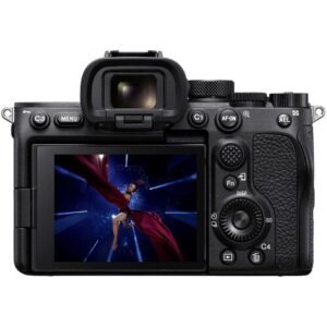 Sony Alpha a7S III com tela articulada em uso